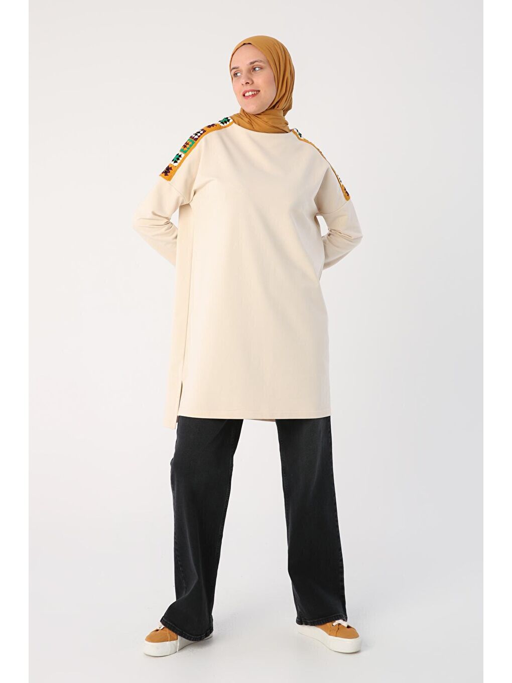 Açık Bej Oversize Renkli Motifli Örme Tunik-1