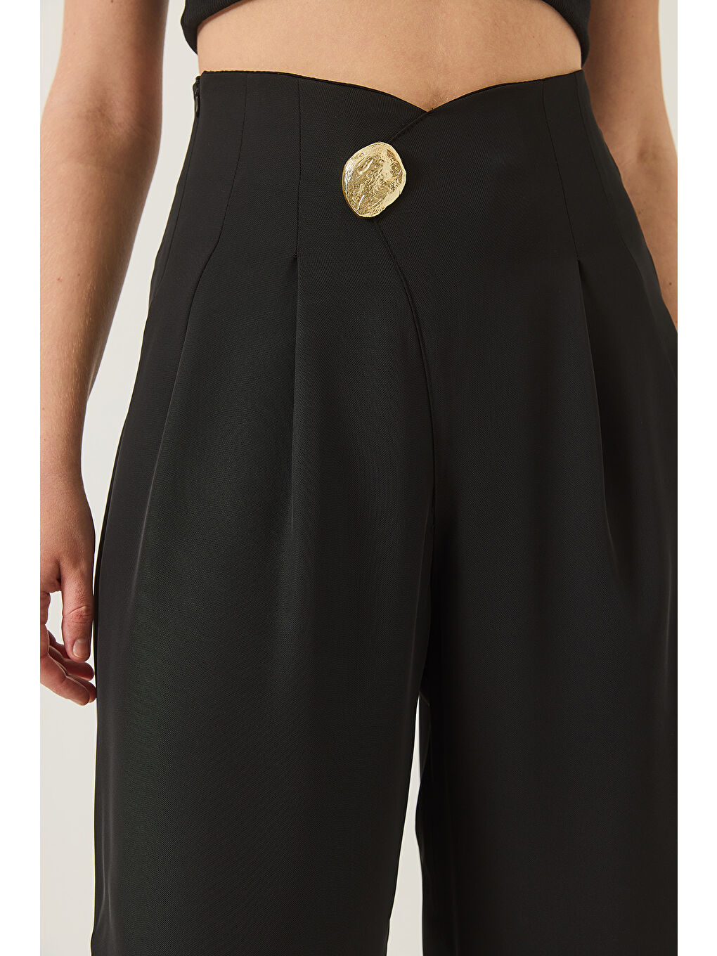 Siyah Kadın Yüksek Bel Pens Detaylı Aksesuarlı Gizli Fermuarlı Bol Klasik Pantolon-4