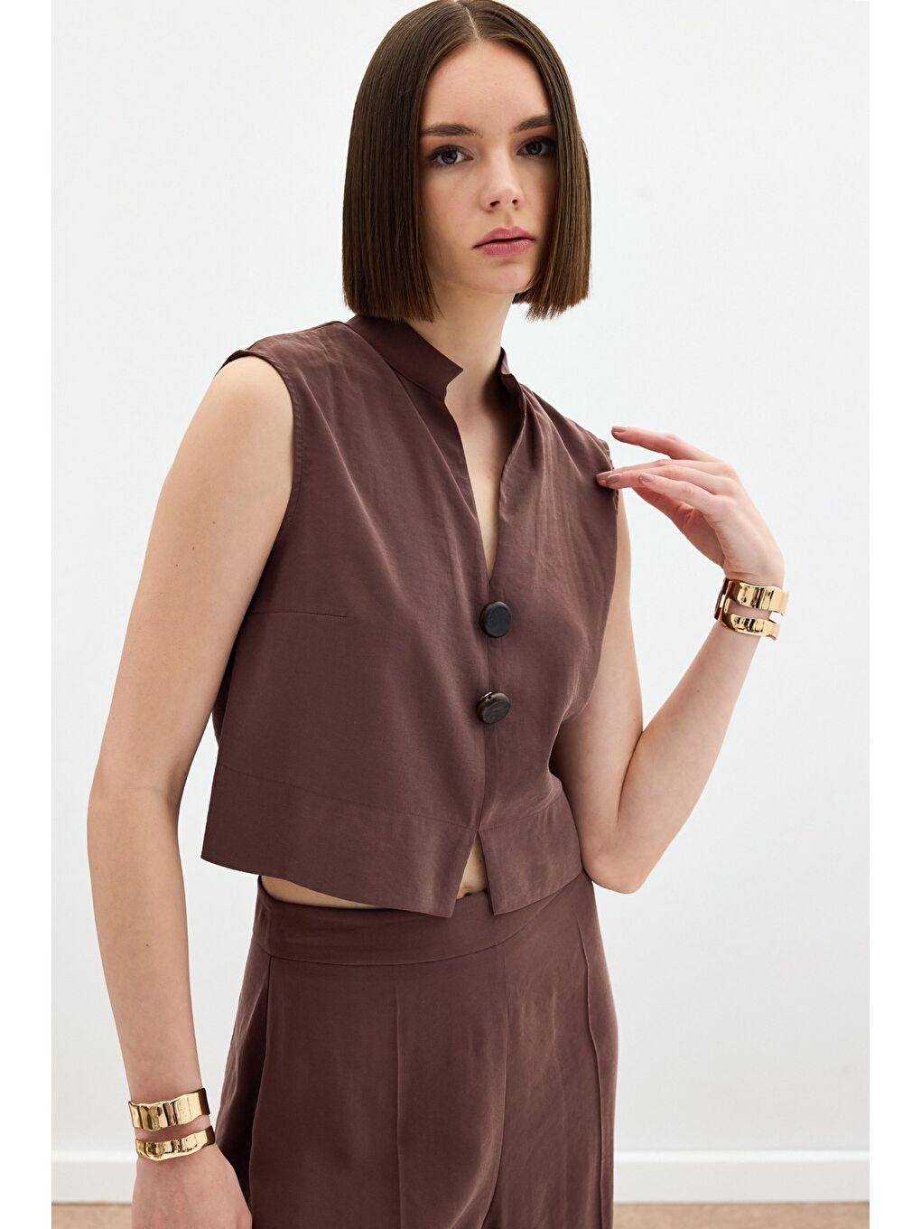 Kahverengi Süs Düğme Detaylı Bluz - Kahve