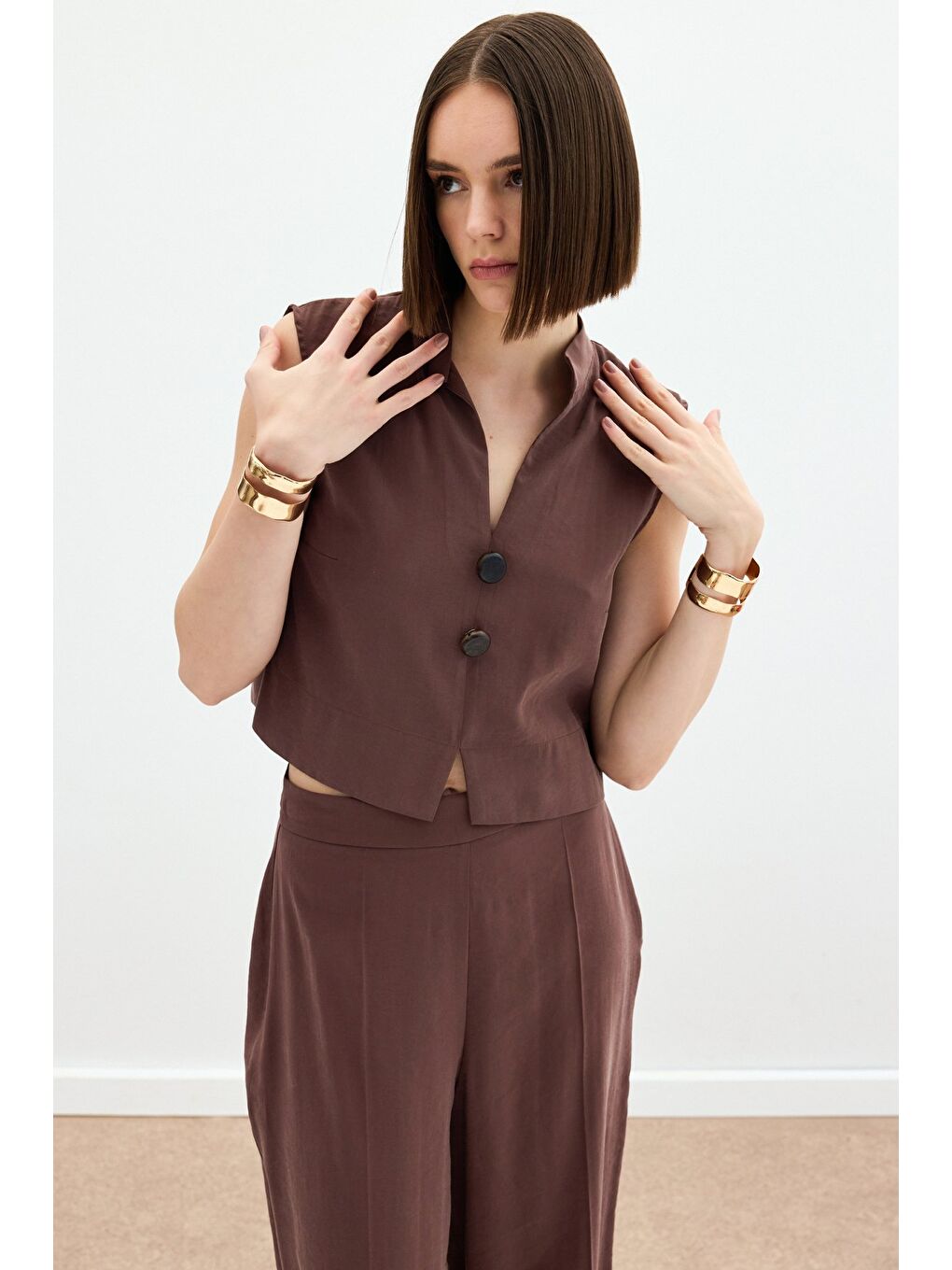 Kahverengi Süs Düğme Detaylı Bluz - Kahve-1