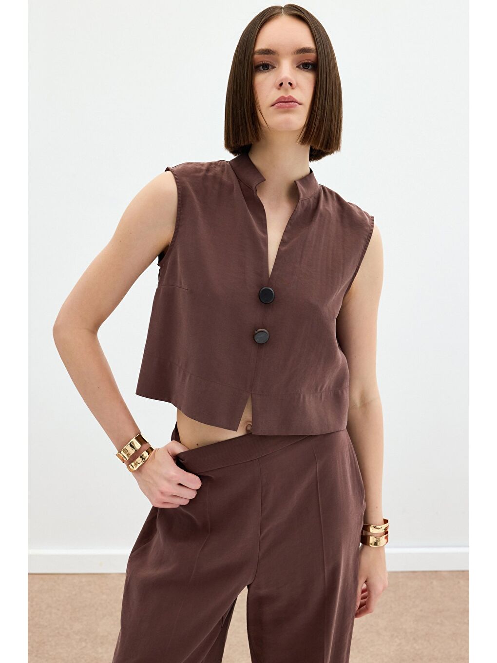 Kahverengi Süs Düğme Detaylı Bluz - Kahve-2