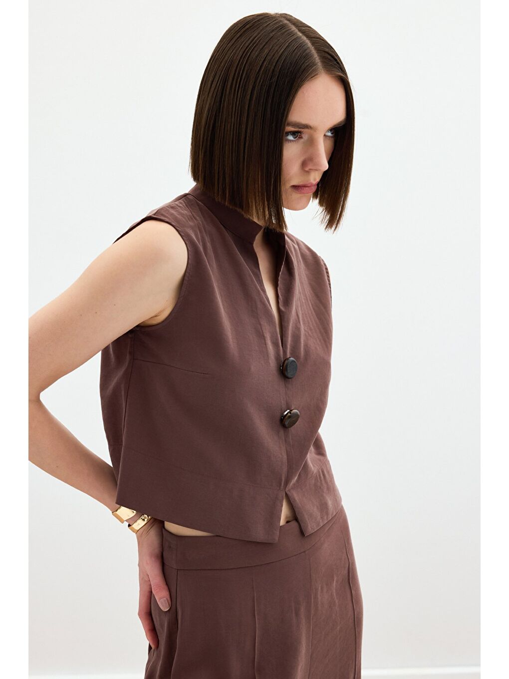 Kahverengi Süs Düğme Detaylı Bluz - Kahve-3