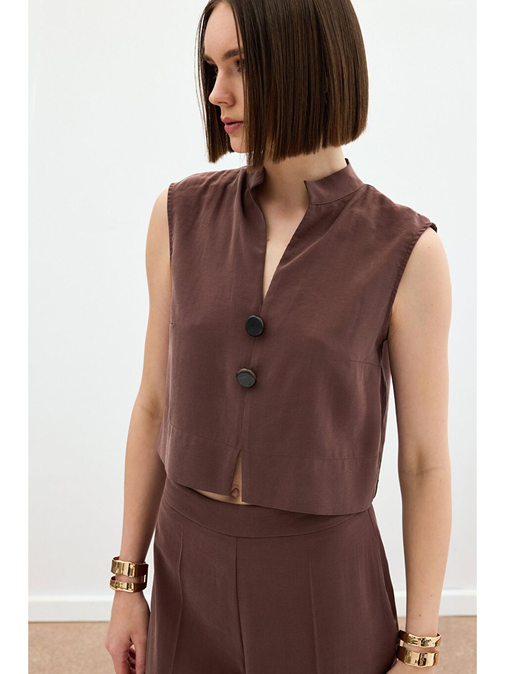 Kahverengi Süs Düğme Detaylı Bluz - Kahve-4