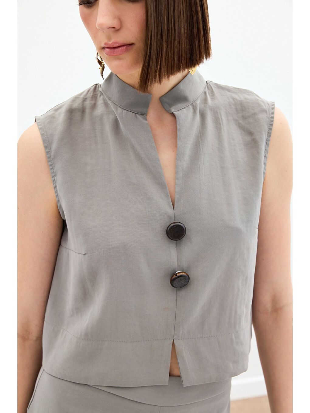 Süs Düğme Detaylı Bluz - Haki-3