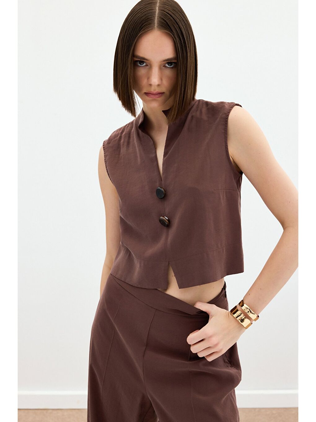 Kahverengi Süs Düğme Detaylı Bluz - Kahve-5