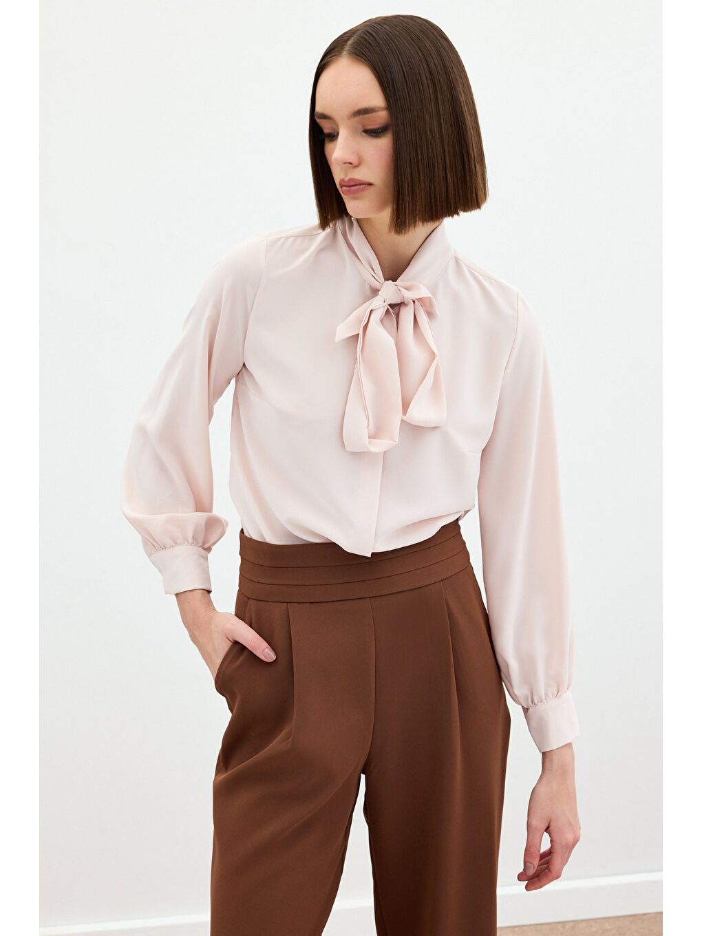 Pembe Yakası Bağlamalı Düz Gömlek - Pudra-1