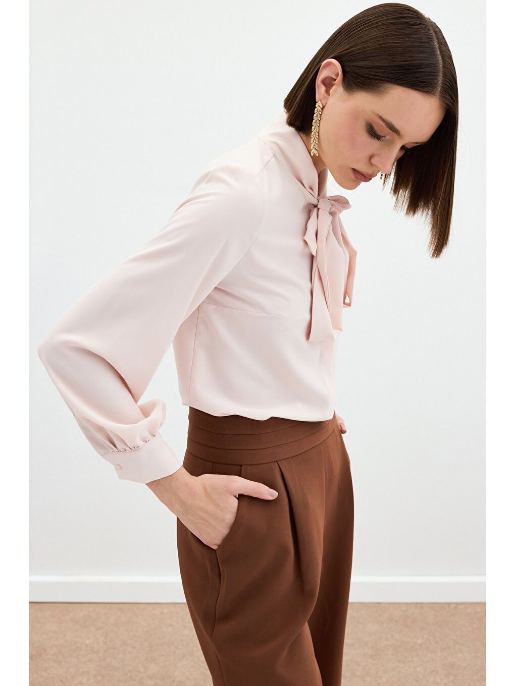 Pembe Yakası Bağlamalı Düz Gömlek - Pudra-3
