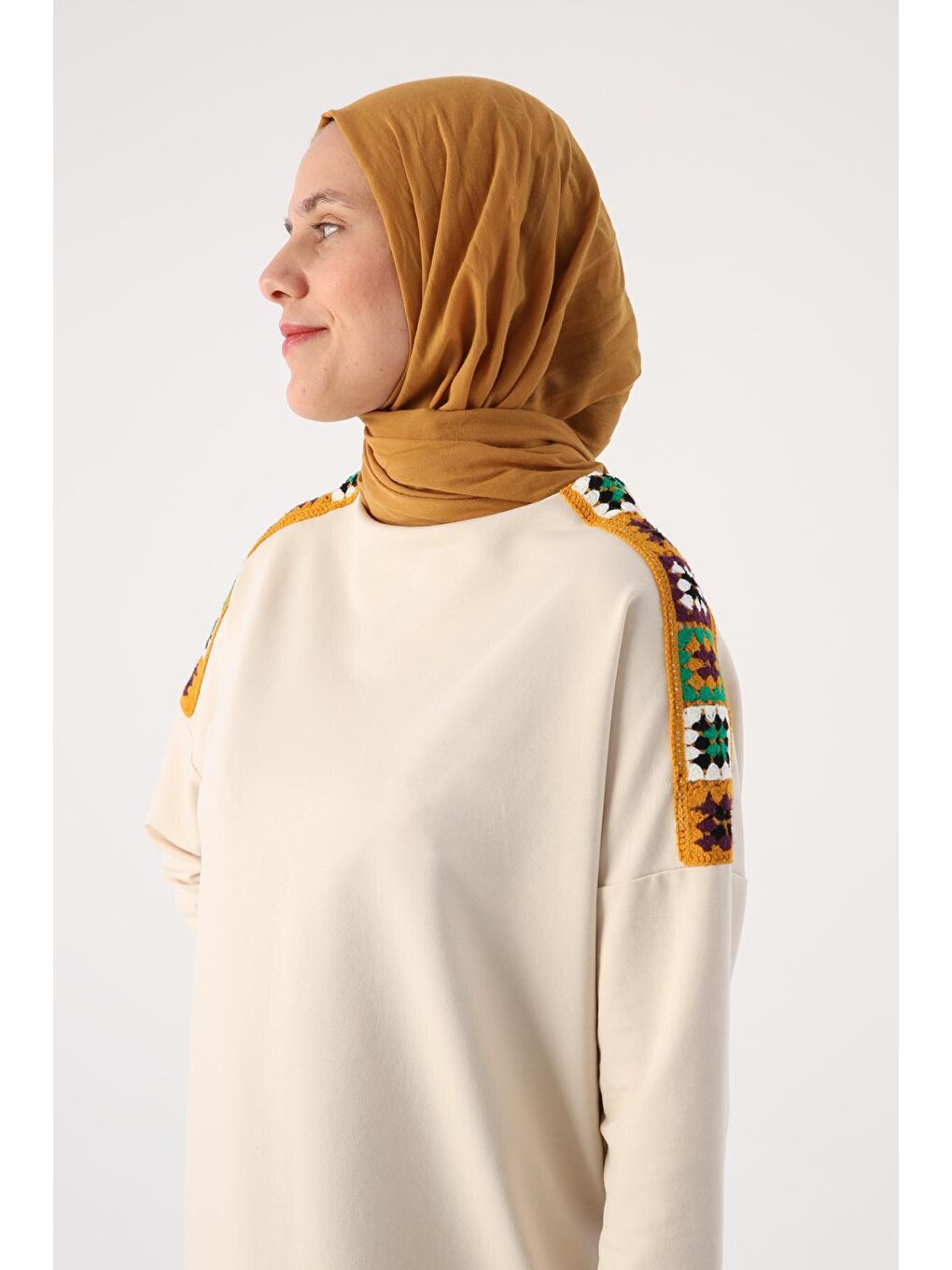 Açık Bej Oversize Renkli Motifli Örme Tunik-4