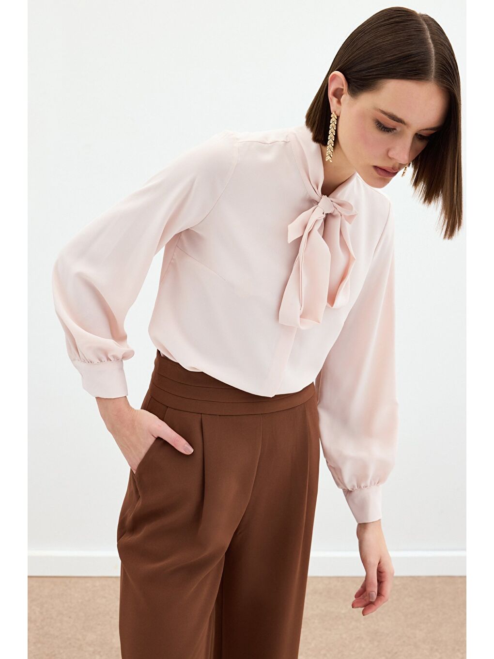 Pembe Yakası Bağlamalı Düz Gömlek - Pudra-4