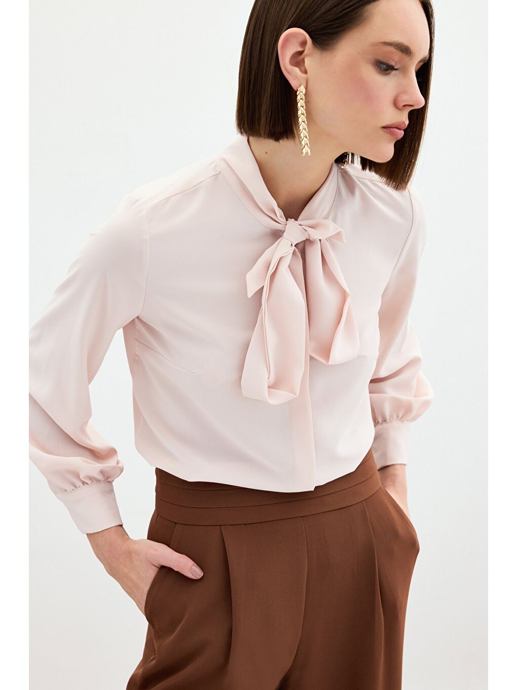 Pembe Yakası Bağlamalı Düz Gömlek - Pudra-5