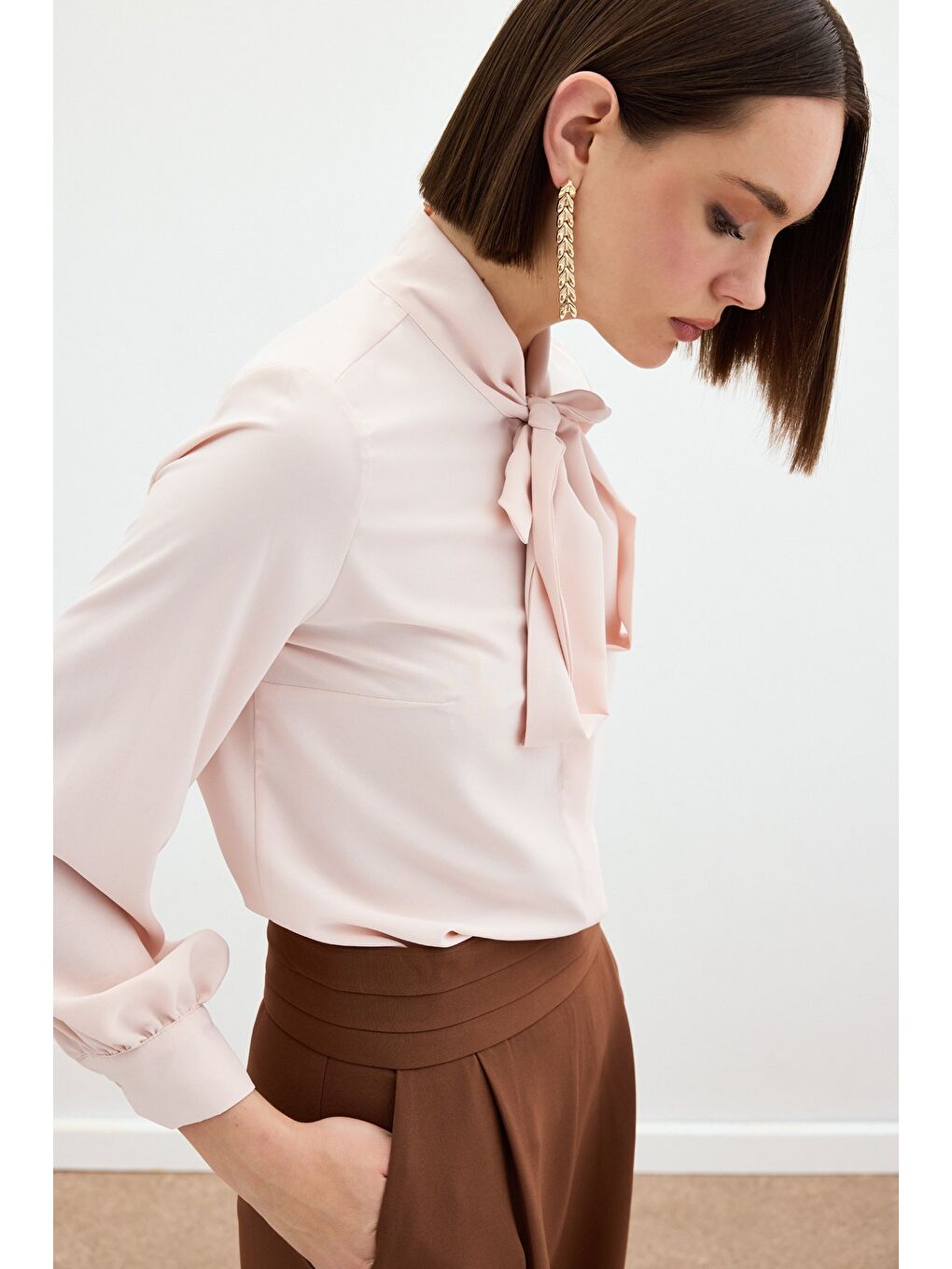 Pembe Yakası Bağlamalı Düz Gömlek - Pudra-6
