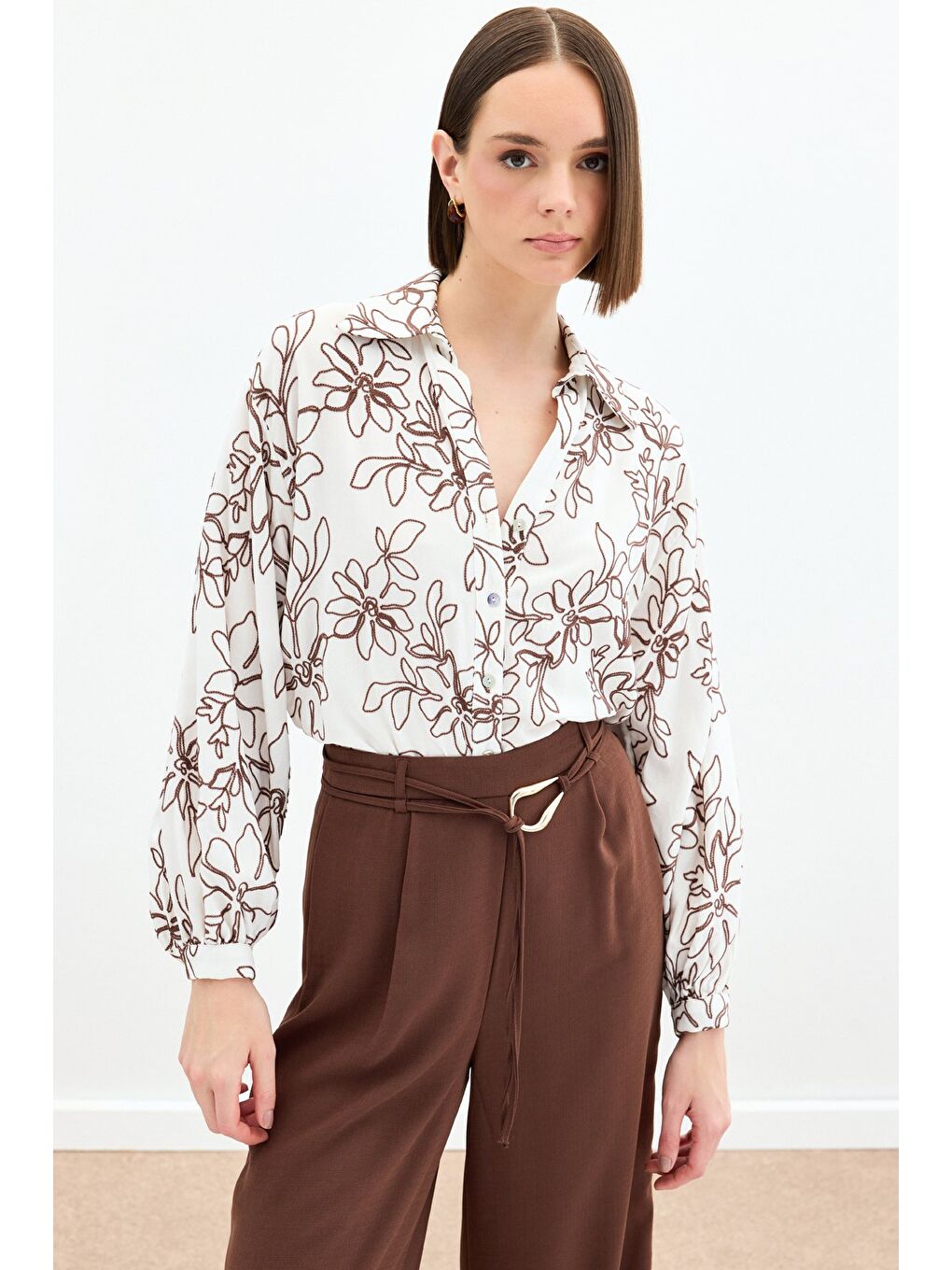 Kahverengi Çiçek Nakışlı Viskon Gömlek - Kahve-1