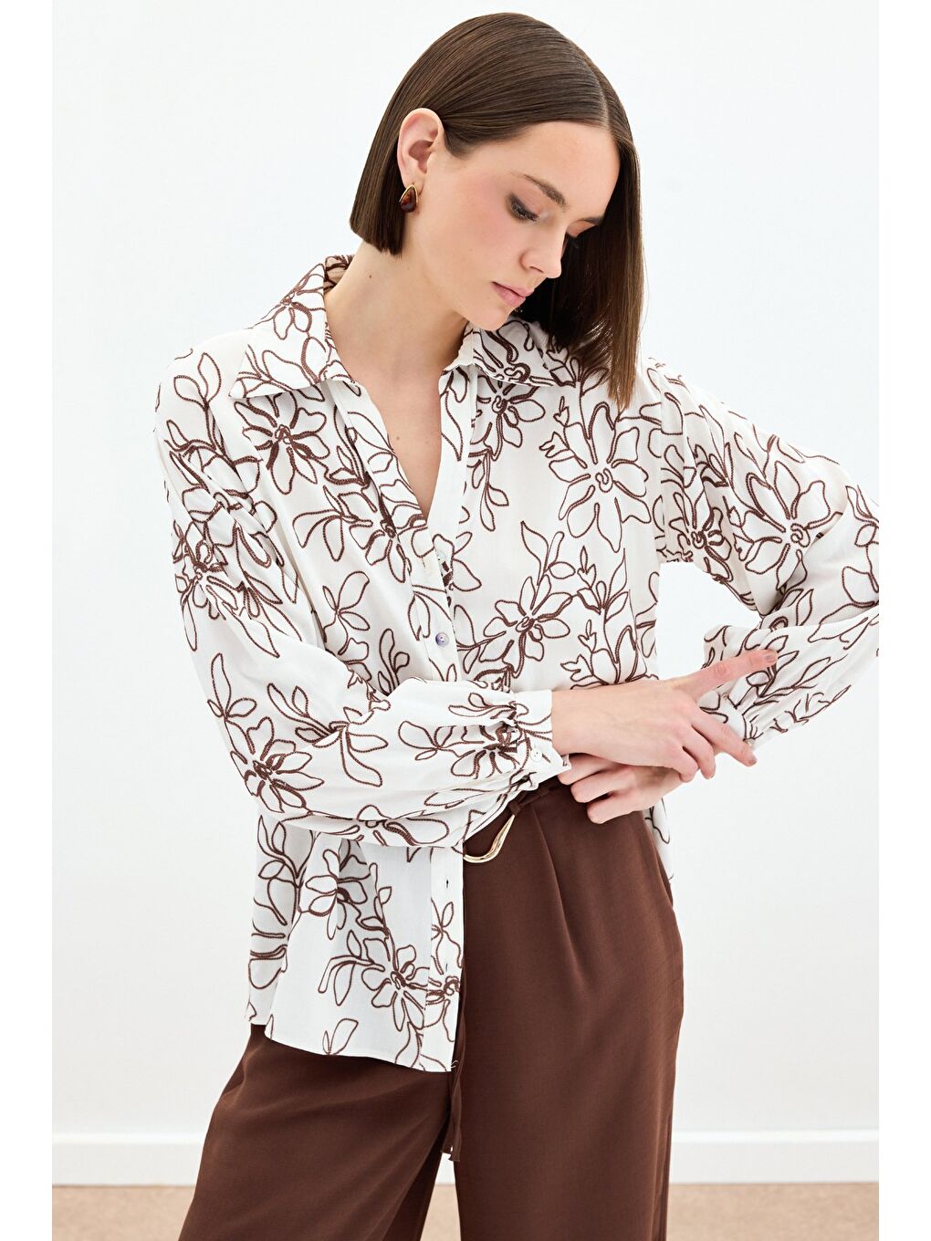 Kahverengi Çiçek Nakışlı Viskon Gömlek - Kahve-2