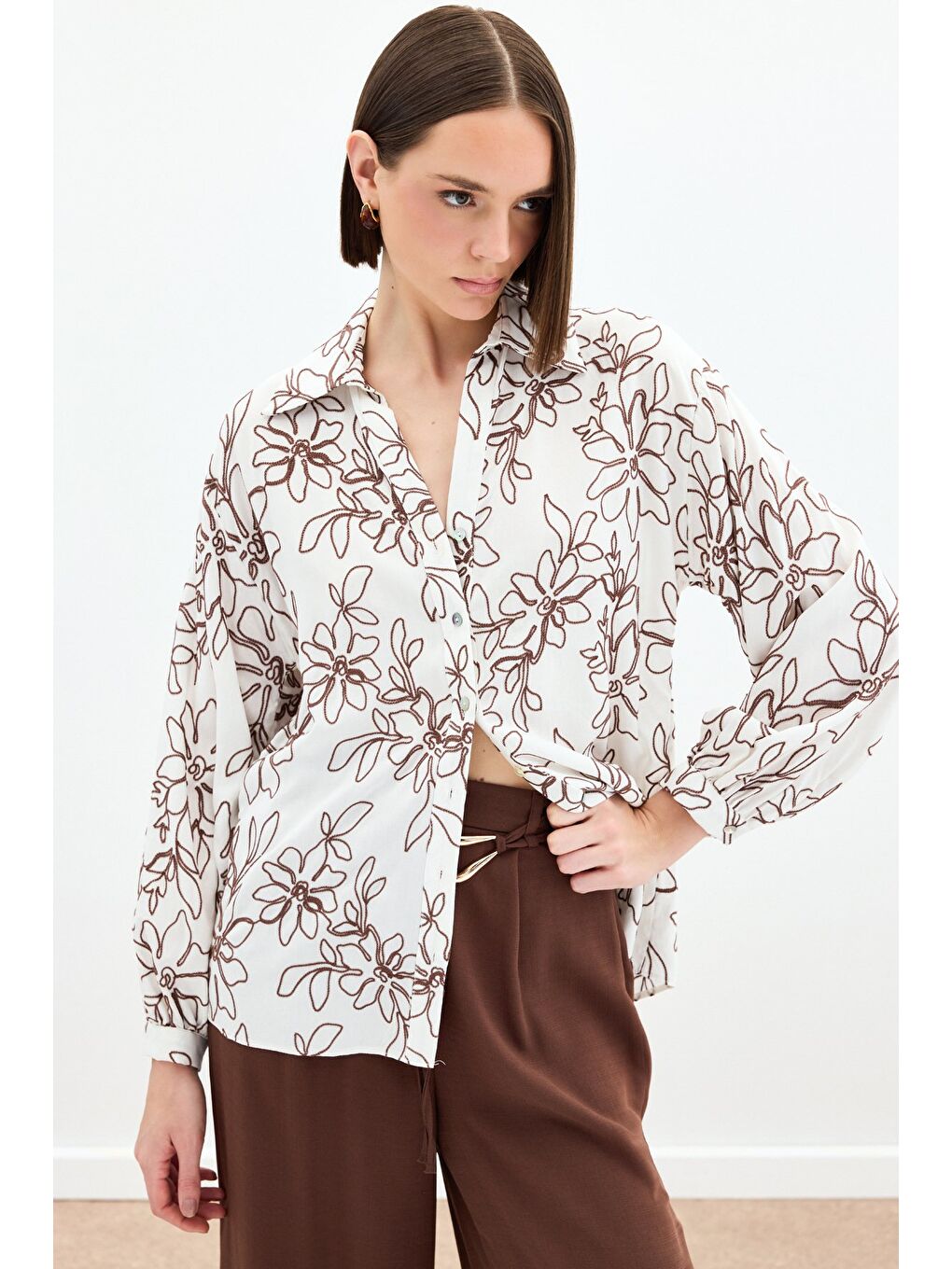 Kahverengi Çiçek Nakışlı Viskon Gömlek - Kahve-3