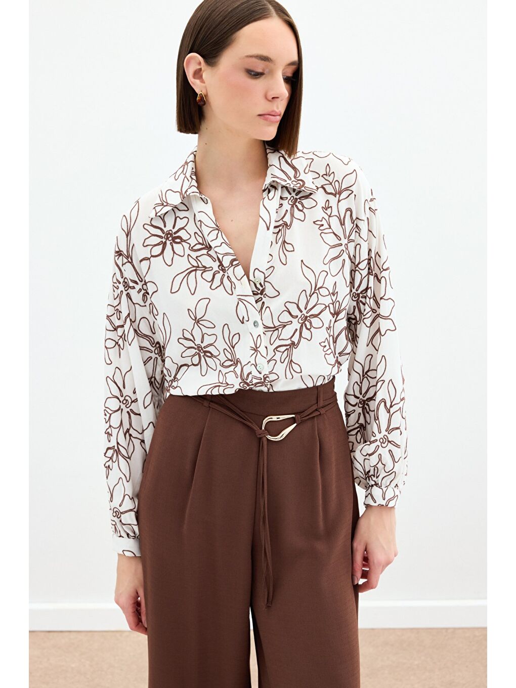 Kahverengi Çiçek Nakışlı Viskon Gömlek - Kahve-5