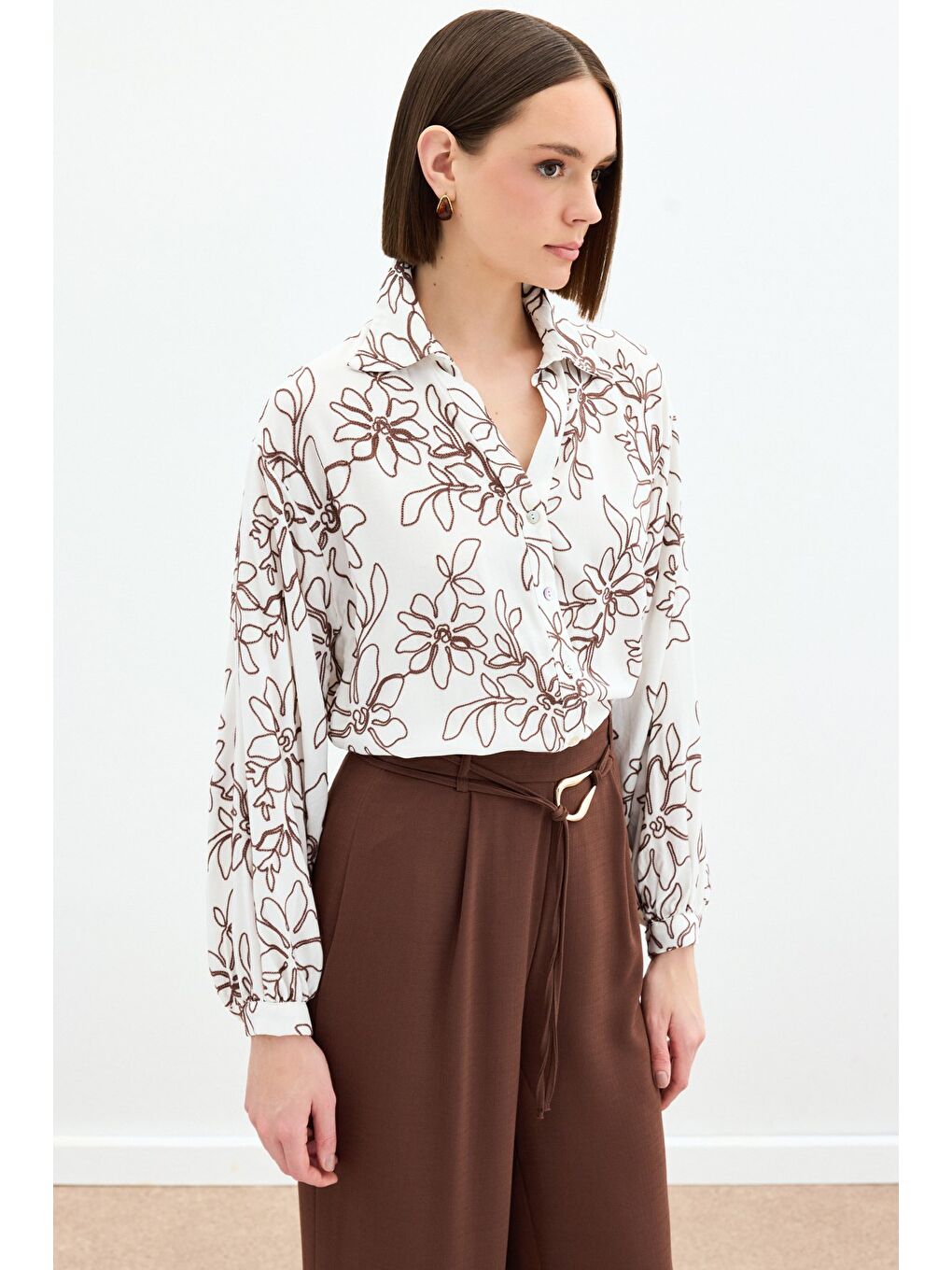 Kahverengi Çiçek Nakışlı Viskon Gömlek - Kahve-6
