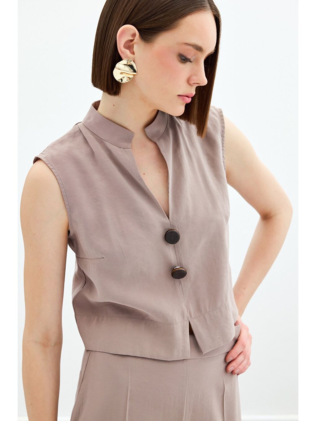 Bej Süs Düğme Detaylı Bluz - Vizon-6