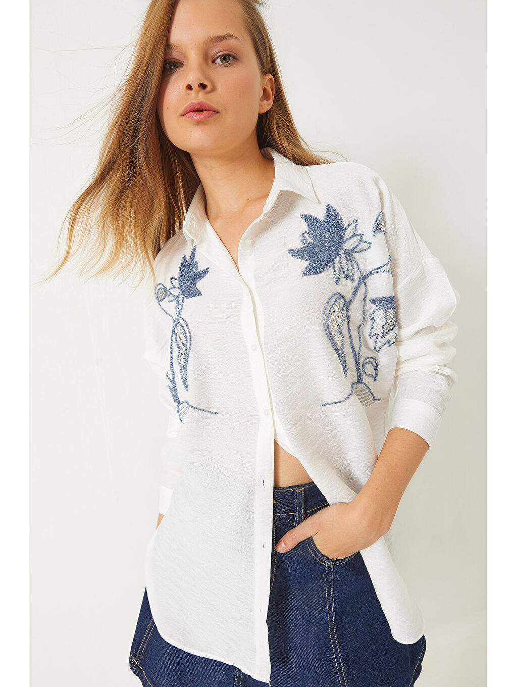 Beyaz Kadın Boncuk Taş Nakış İşlemeli Aerobin Oversize Gömlek