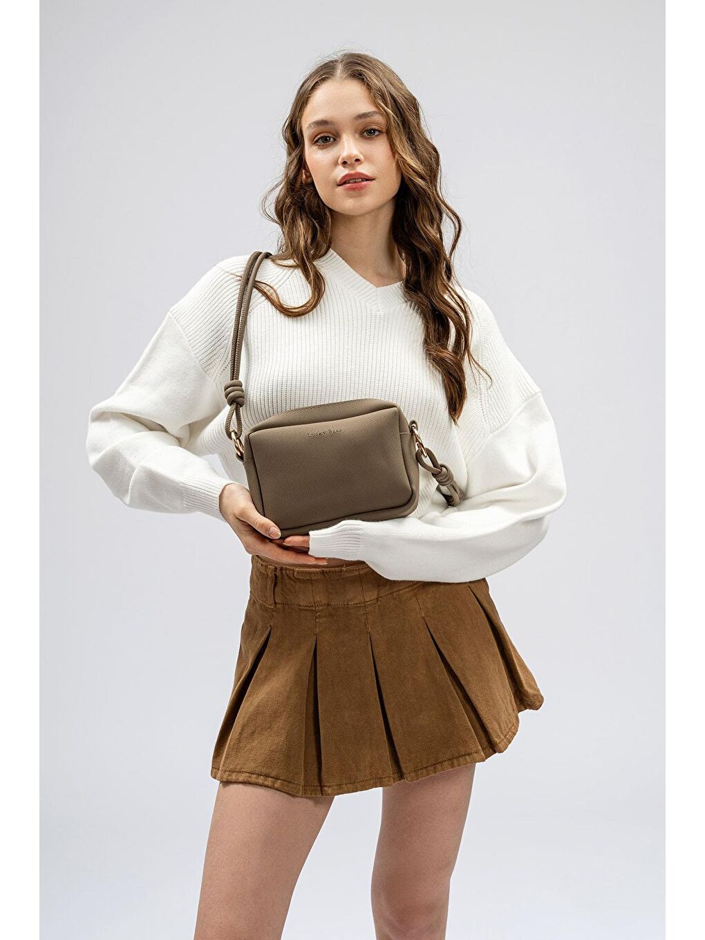 Bej Çapraz Askılı Fermuarlı Kadın Mini Omuz Çantası