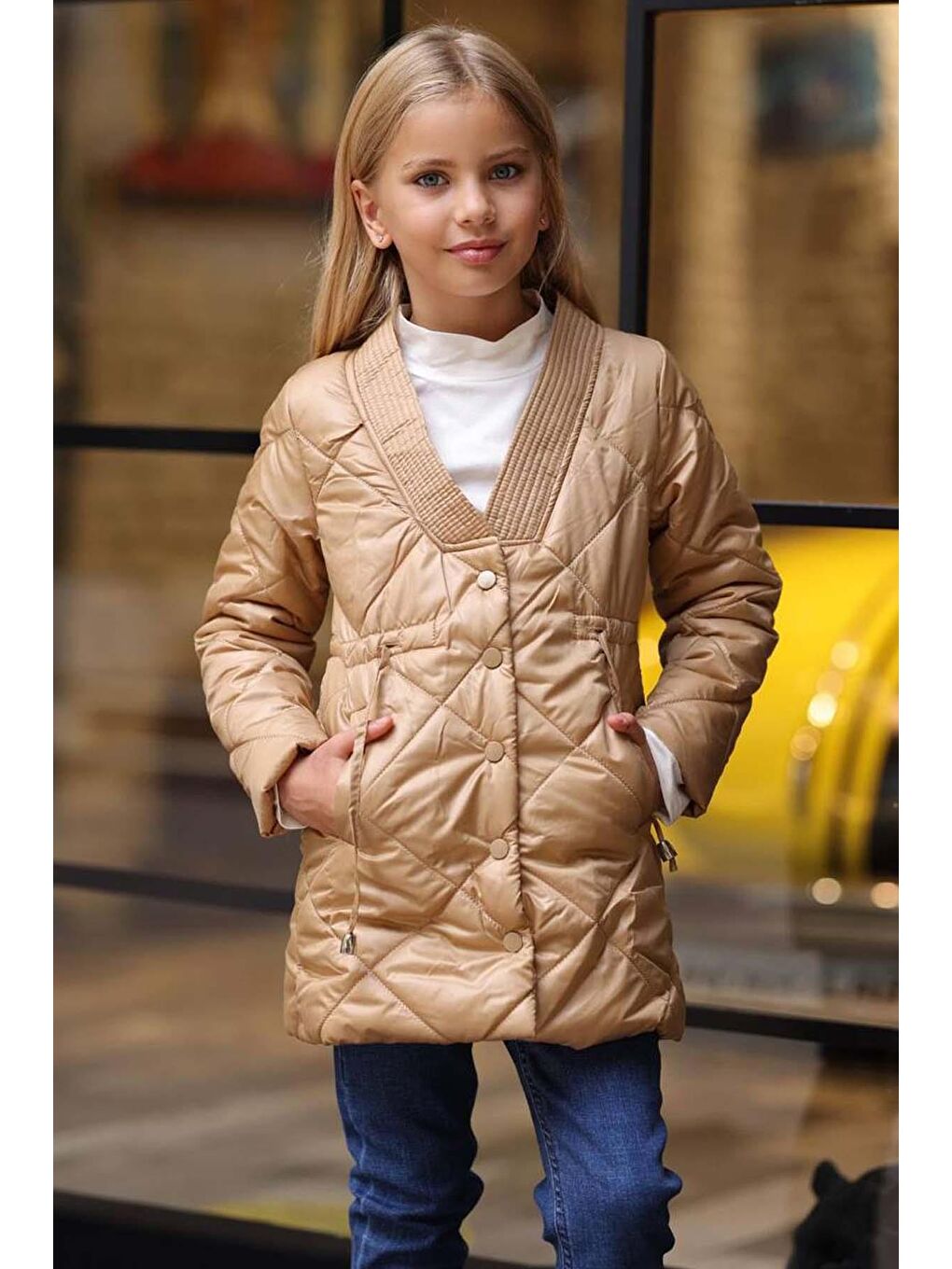 Ekru Kız Çocuk Yakası Şerit ve Üzeri Kare Dikiş Detaylı Cepli Çıtçıt Düğme Şişme Krem Mont