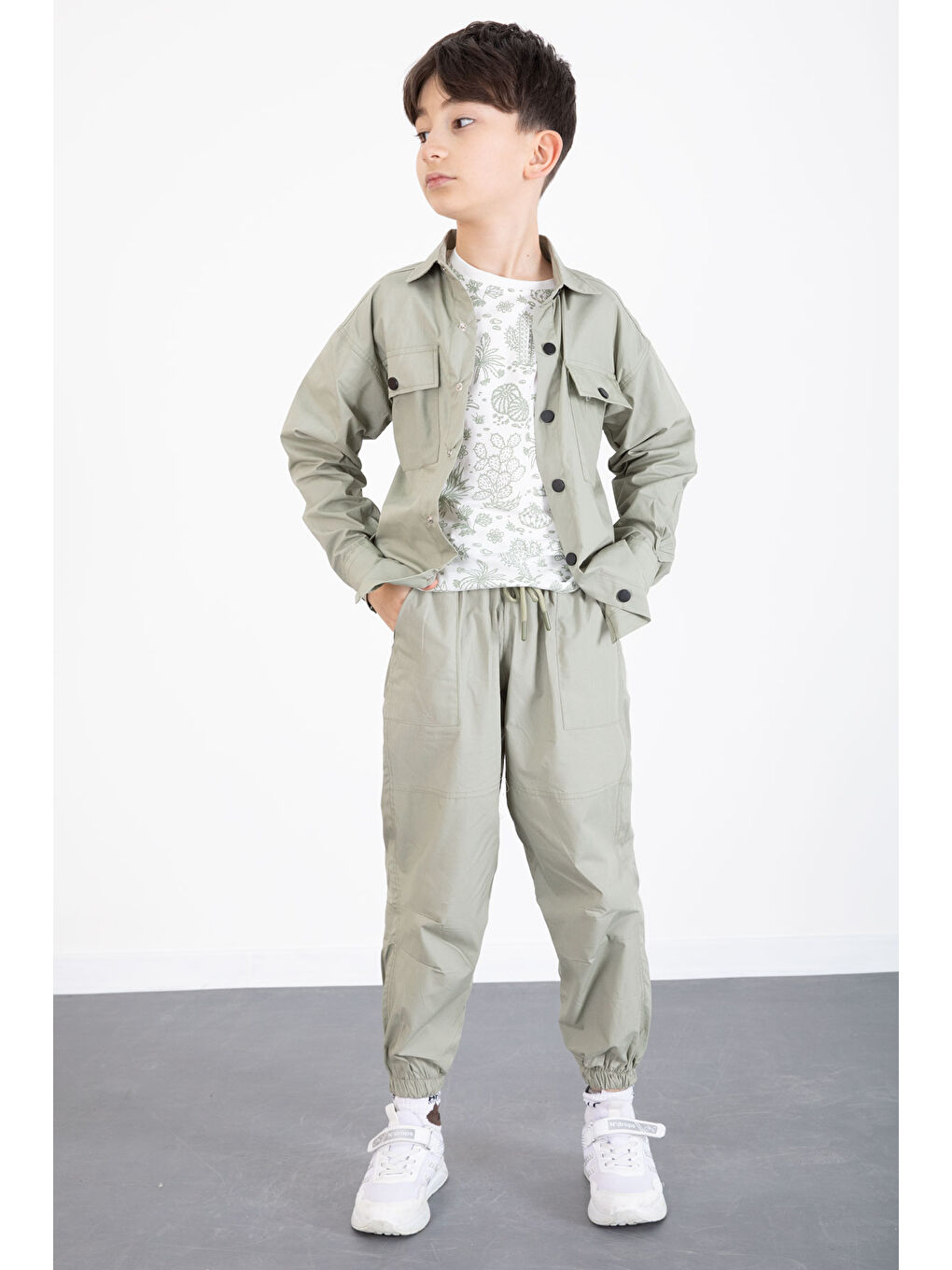 Yeşil Baskılı Tişörtlü Paraşüt Gömlek ve Pantolonlu Erkek Çocuk 3lü Takım 20515