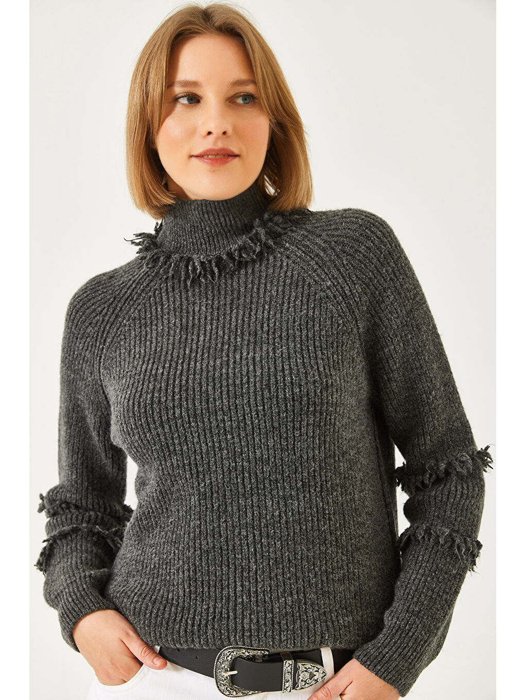 Antrasit Kadın Yaka ve Kol Saçaklı Triko Kazak