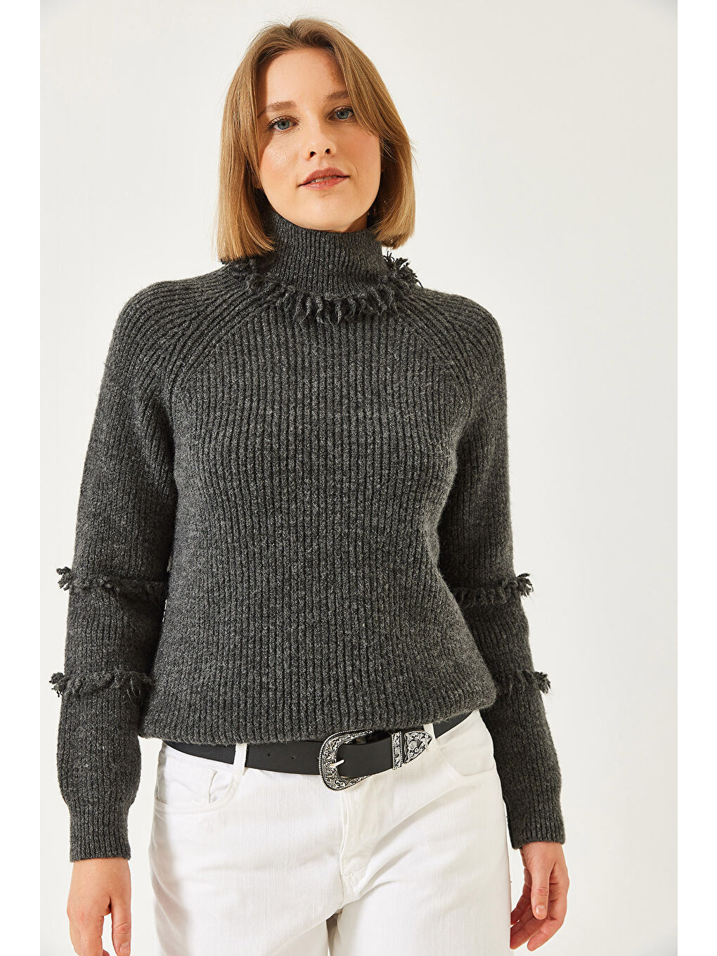 Antrasit Kadın Yaka ve Kol Saçaklı Triko Kazak-1