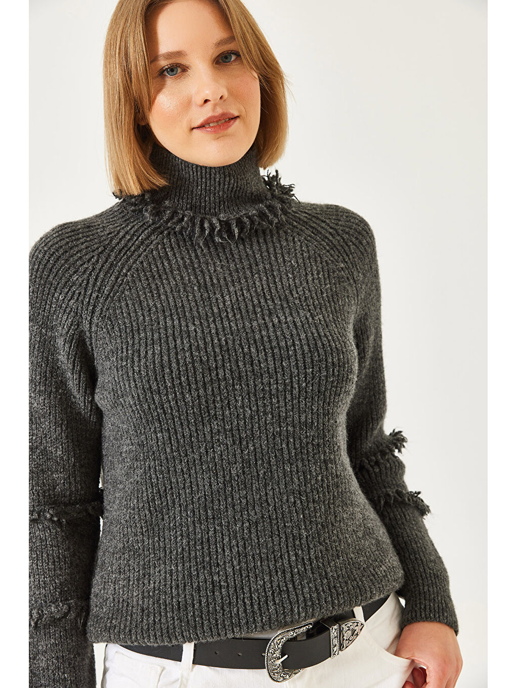 Antrasit Kadın Yaka ve Kol Saçaklı Triko Kazak-3