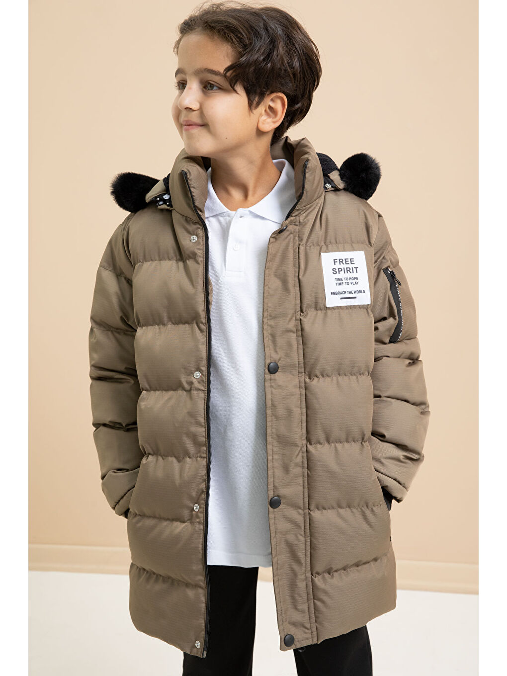 Erkek Çocuk Kahverengi Yazılı Arma Detaylı İçi Kürklü Kapüşonlu Şişme Mont 21369-1