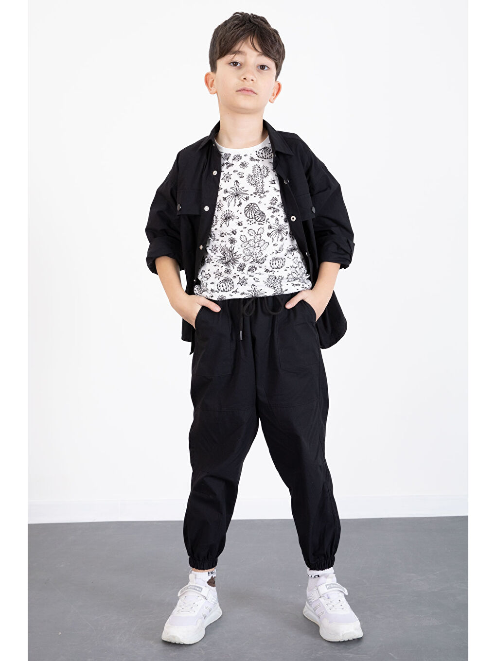 Siyah Baskılı Tişörtlü Paraşüt Gömlek ve Pantolonlu Erkek Çocuk 3lü Takım 20512-2