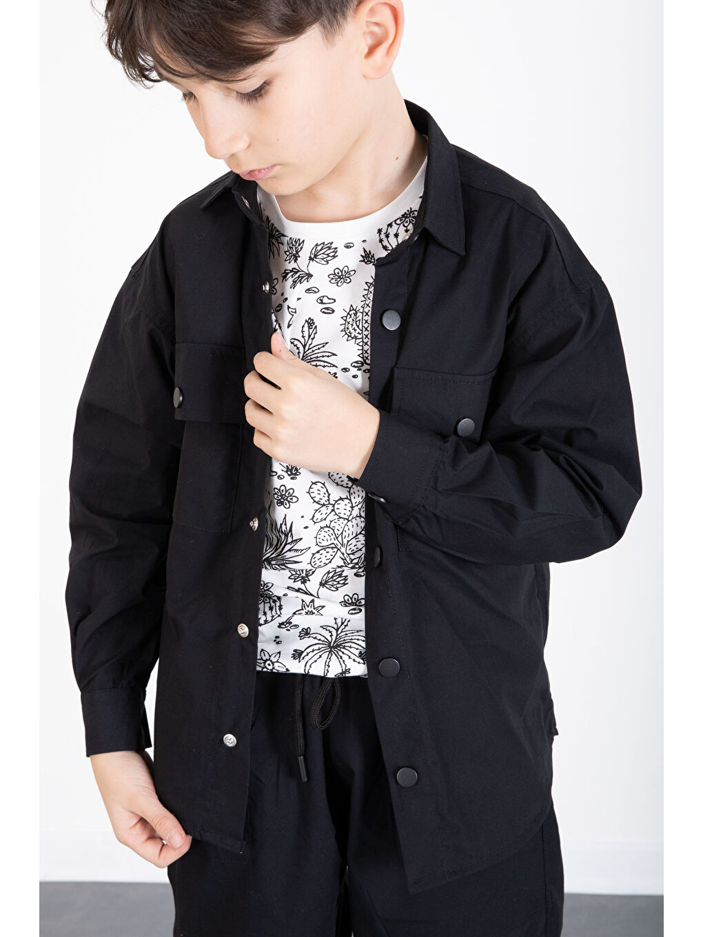 Siyah Baskılı Tişörtlü Paraşüt Gömlek ve Pantolonlu Erkek Çocuk 3lü Takım 20512-3