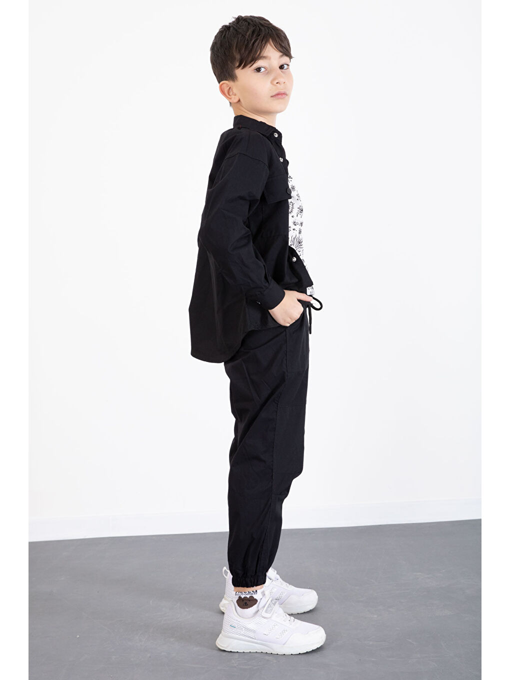 Siyah Baskılı Tişörtlü Paraşüt Gömlek ve Pantolonlu Erkek Çocuk 3lü Takım 20512-4