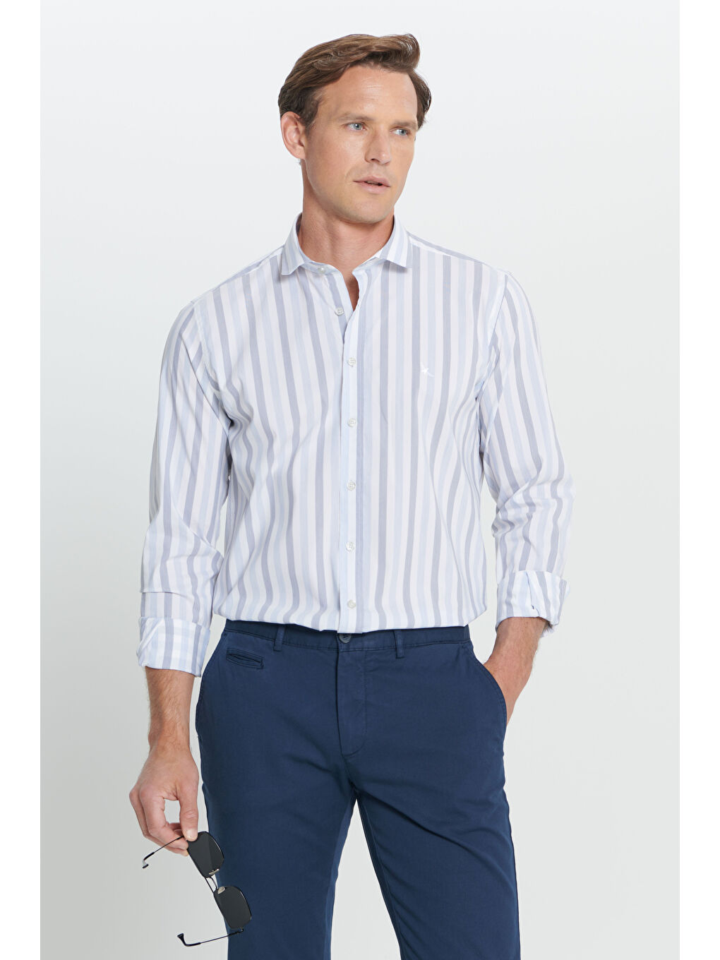 Erkek Beyaz-Mavi Slim Fit Dar Kesim %100 Pamuk Küçük İtalyan Yaka Çizgili Gömlek