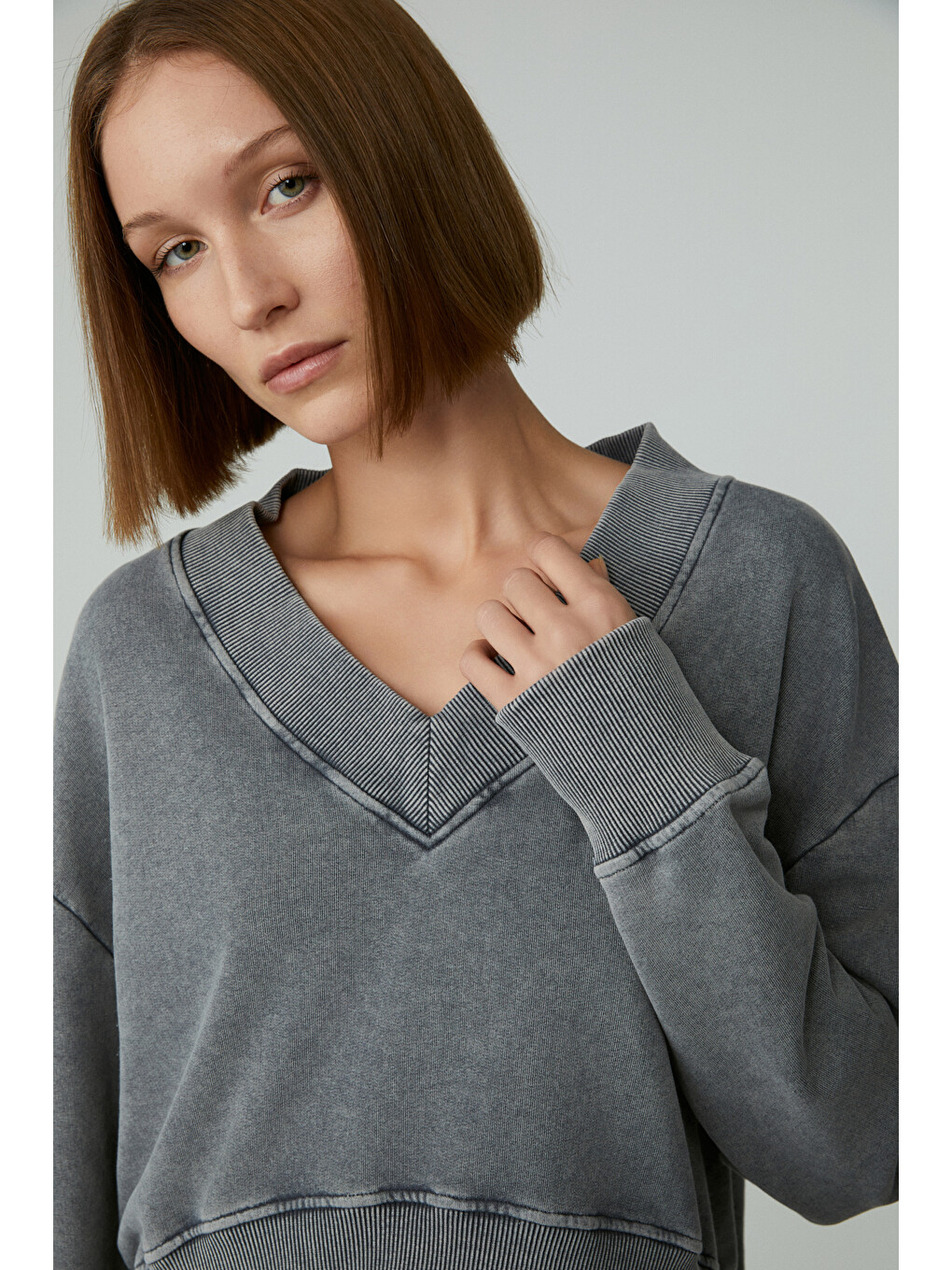 Andreıta Kadın V Yakalı Asimetrik Oversize Açık Gri Sweatshirt-3