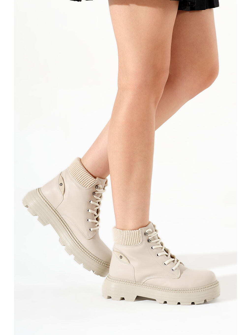 Kadın Bej Cilt Kalın Poli Taban Bileği Lastikli Bağcıklı Bot-1