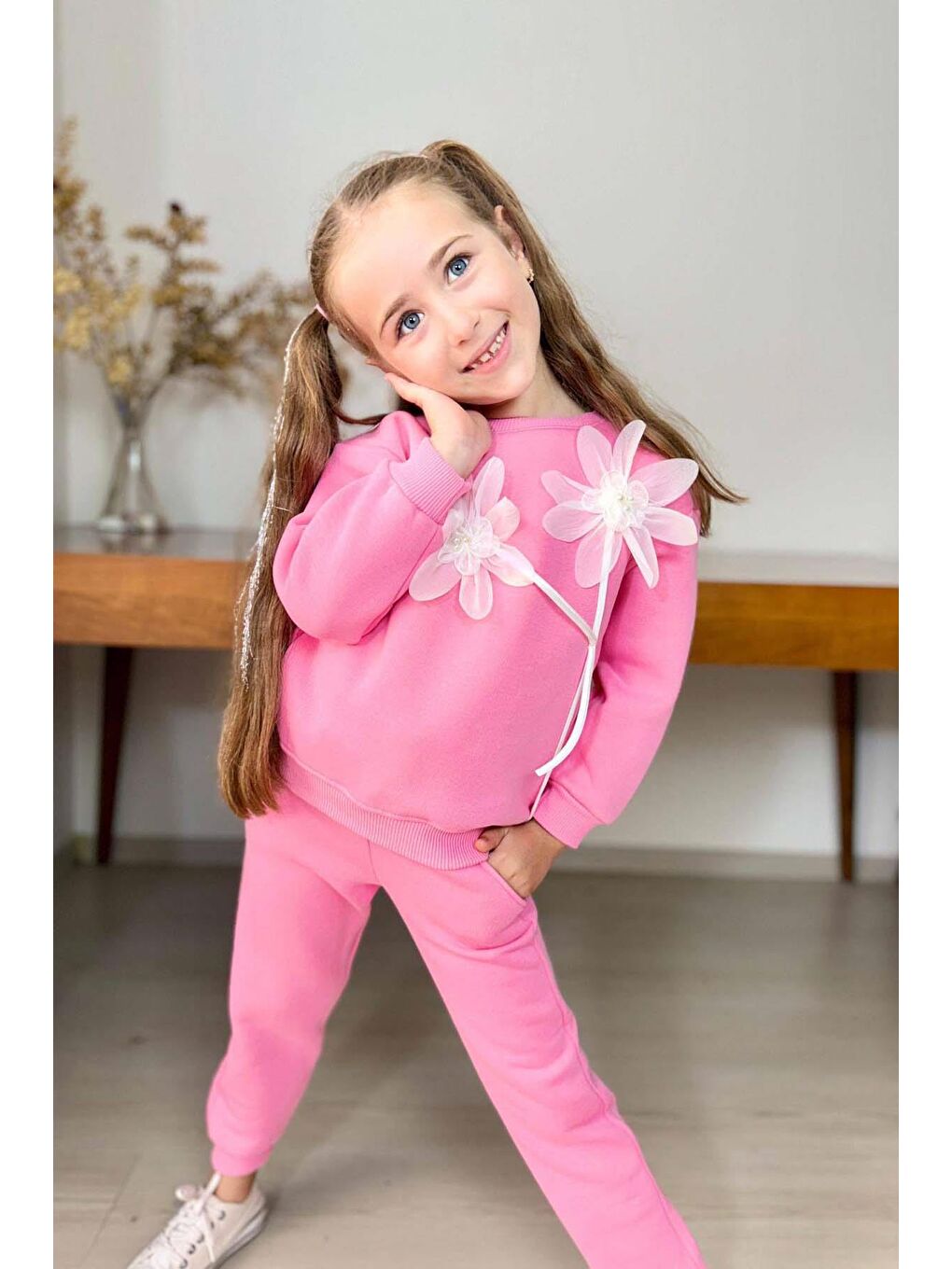 Kız Çocuk Çiçek Aksesuarlı Kazak Manşetli Pembe Eşofman Takım-1