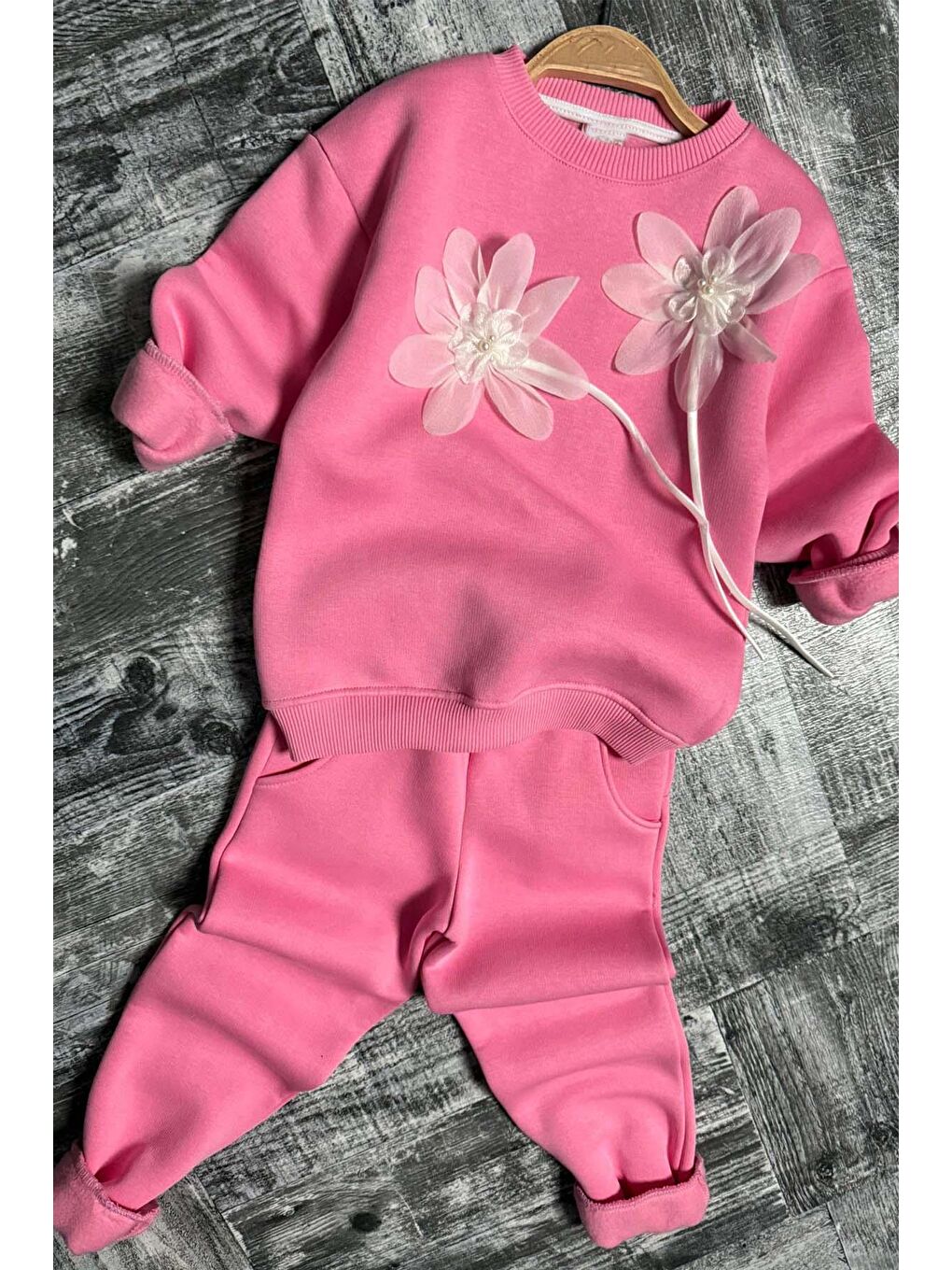 Kız Çocuk Çiçek Aksesuarlı Kazak Manşetli Pembe Eşofman Takım-2