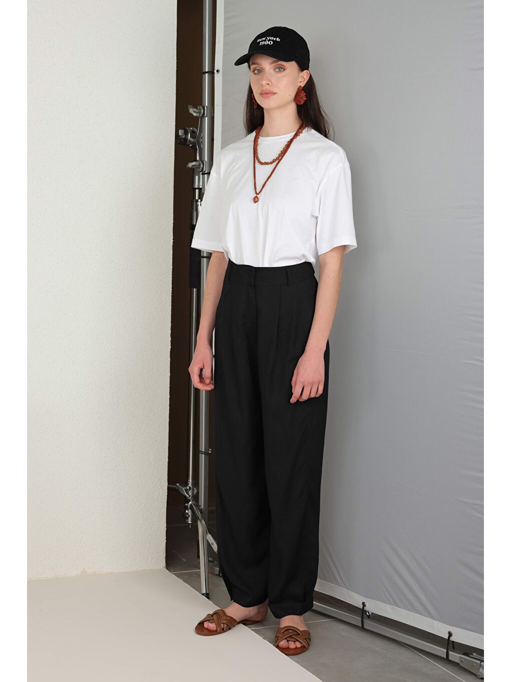 Paçası Pileli Keten Pantolon Siyah-2