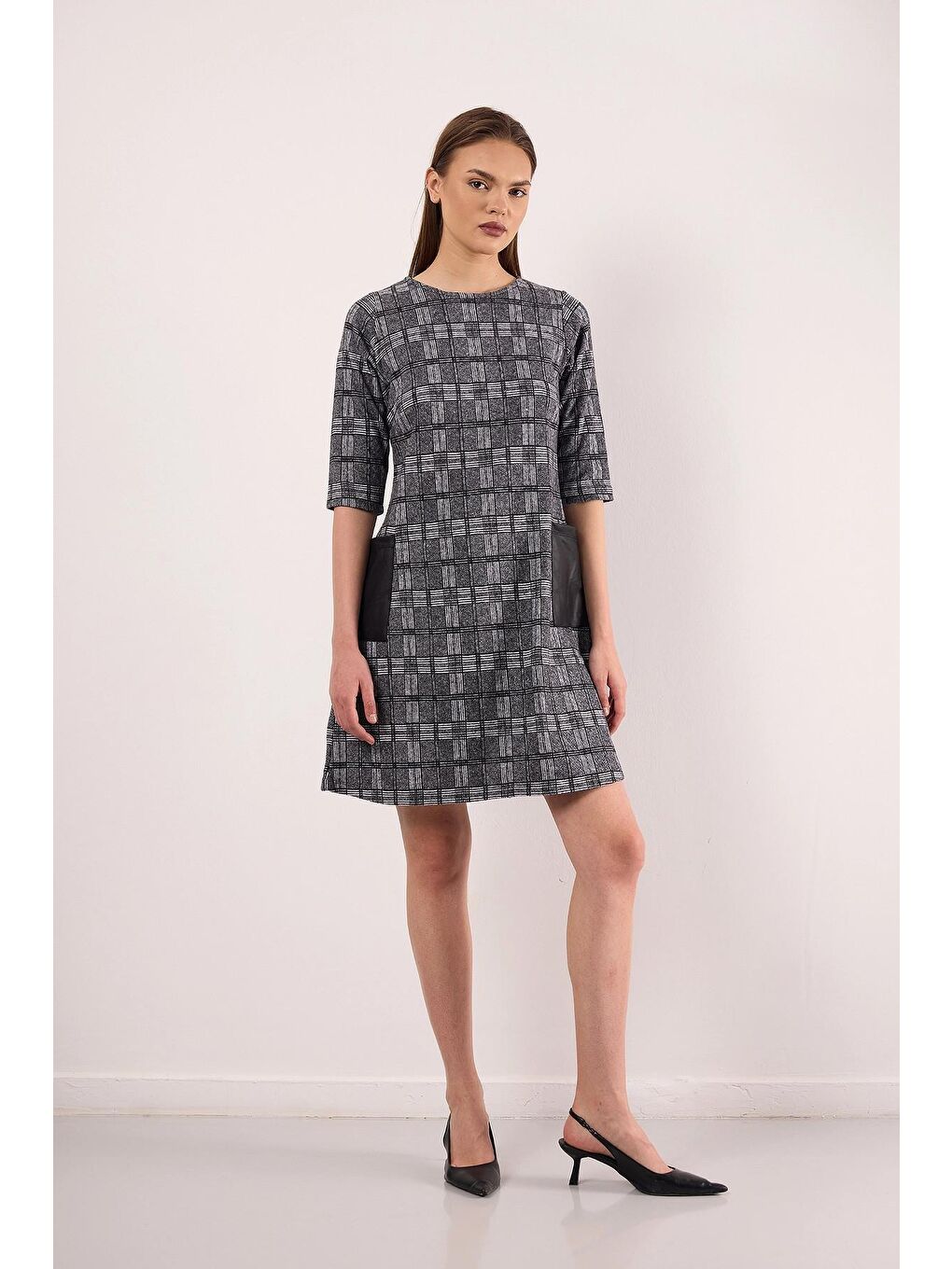 Gri Bisiklet Yaka Yarım Kollu Deri Cep Detaylı Desenli Kısa Elbise