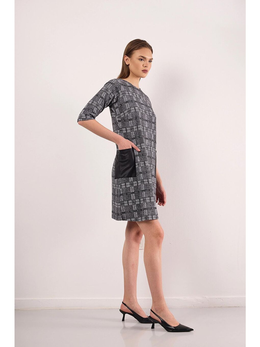 Gri Bisiklet Yaka Yarım Kollu Deri Cep Detaylı Desenli Kısa Elbise-1