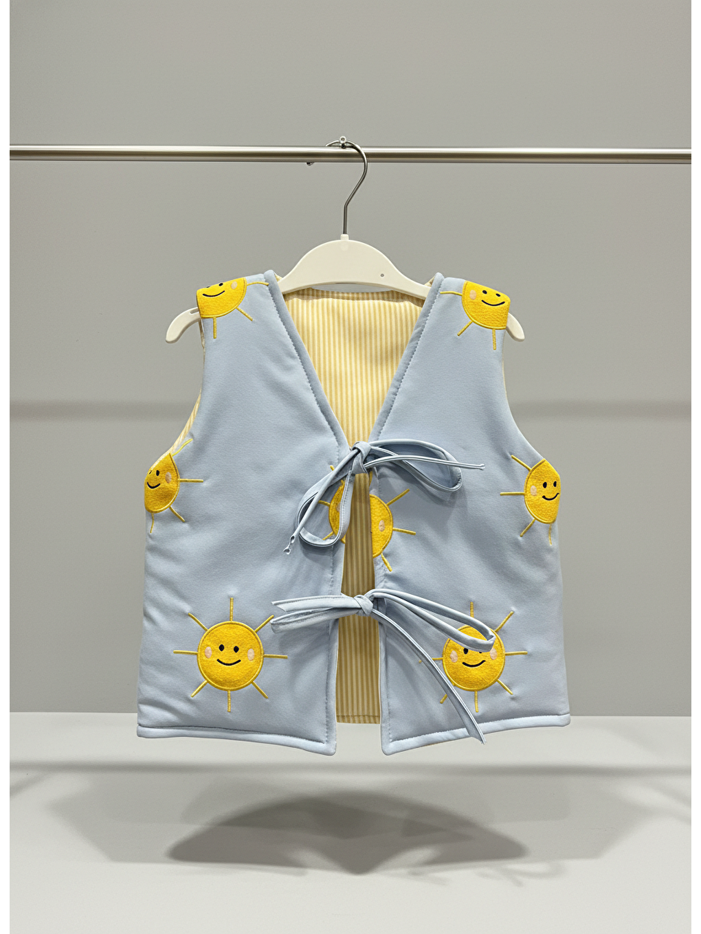Unisex Çocuk Pamuklu Mavi Güneş Nakışlı Bağlamalı Yelek – Yumuşak Astar Detaylı-3