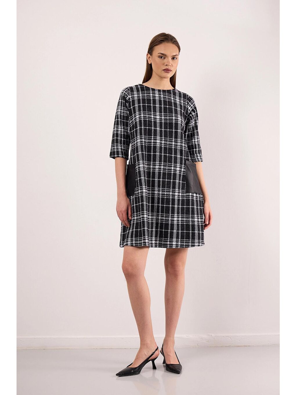 Siyah Bisiklet Yaka Yarım Kollu Deri Cep Detaylı Desenli Kısa Elbise