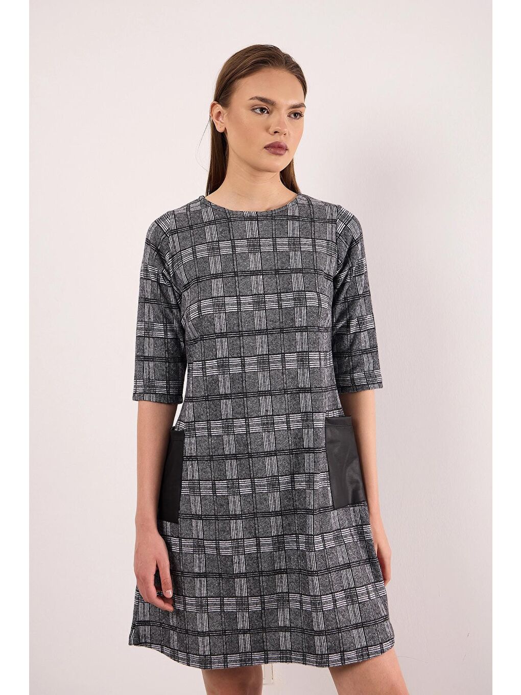 Gri Bisiklet Yaka Yarım Kollu Deri Cep Detaylı Desenli Kısa Elbise-2