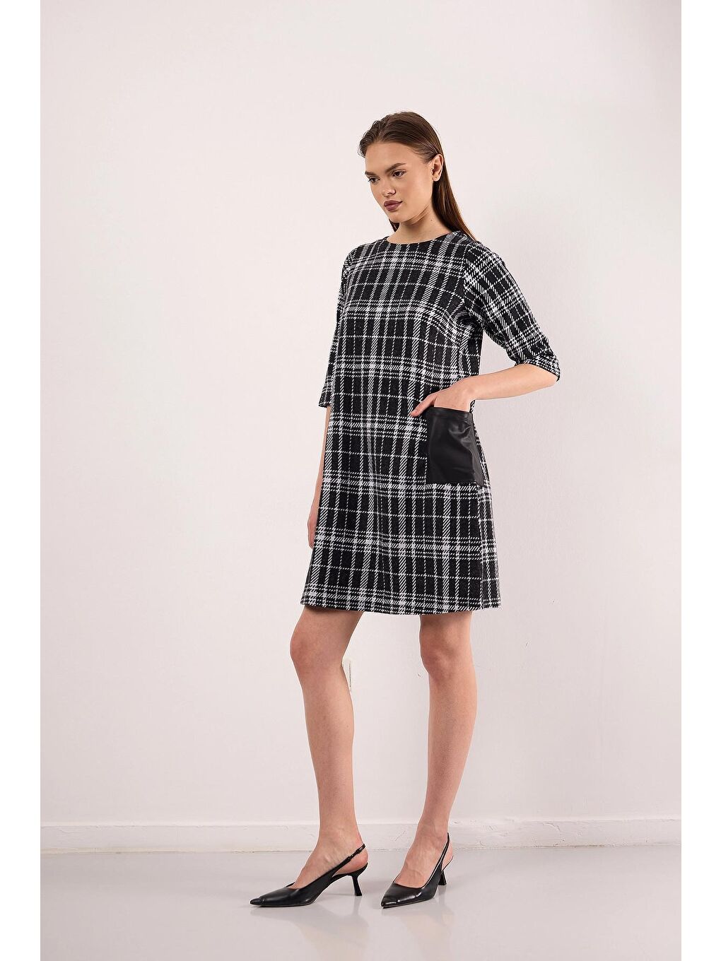 Siyah Bisiklet Yaka Yarım Kollu Deri Cep Detaylı Desenli Kısa Elbise-1