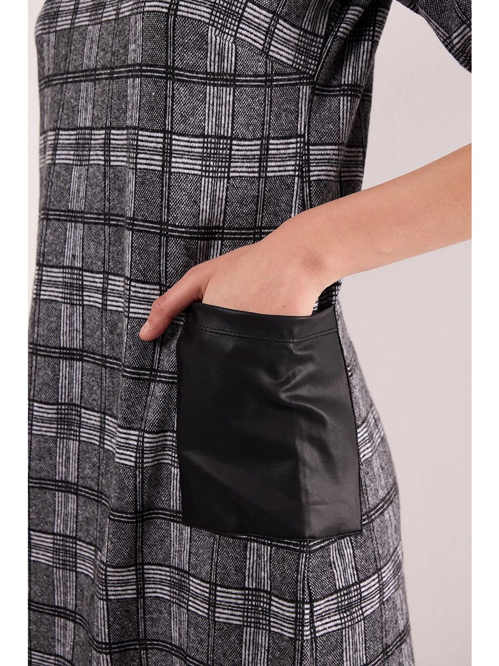 Gri Bisiklet Yaka Yarım Kollu Deri Cep Detaylı Desenli Kısa Elbise-3