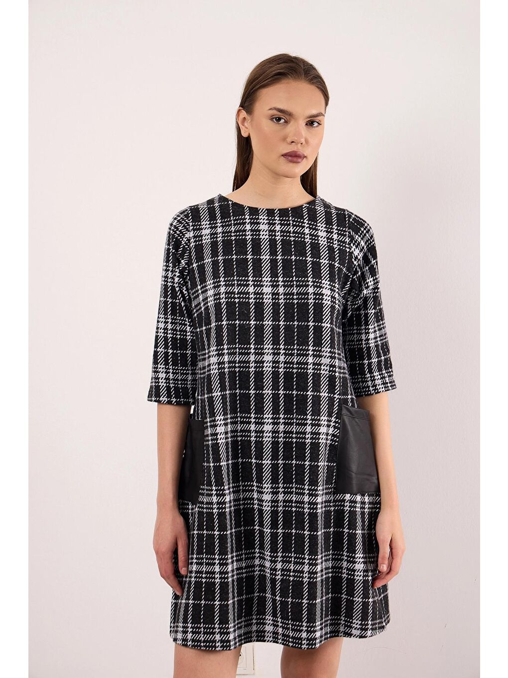 Siyah Bisiklet Yaka Yarım Kollu Deri Cep Detaylı Desenli Kısa Elbise-2