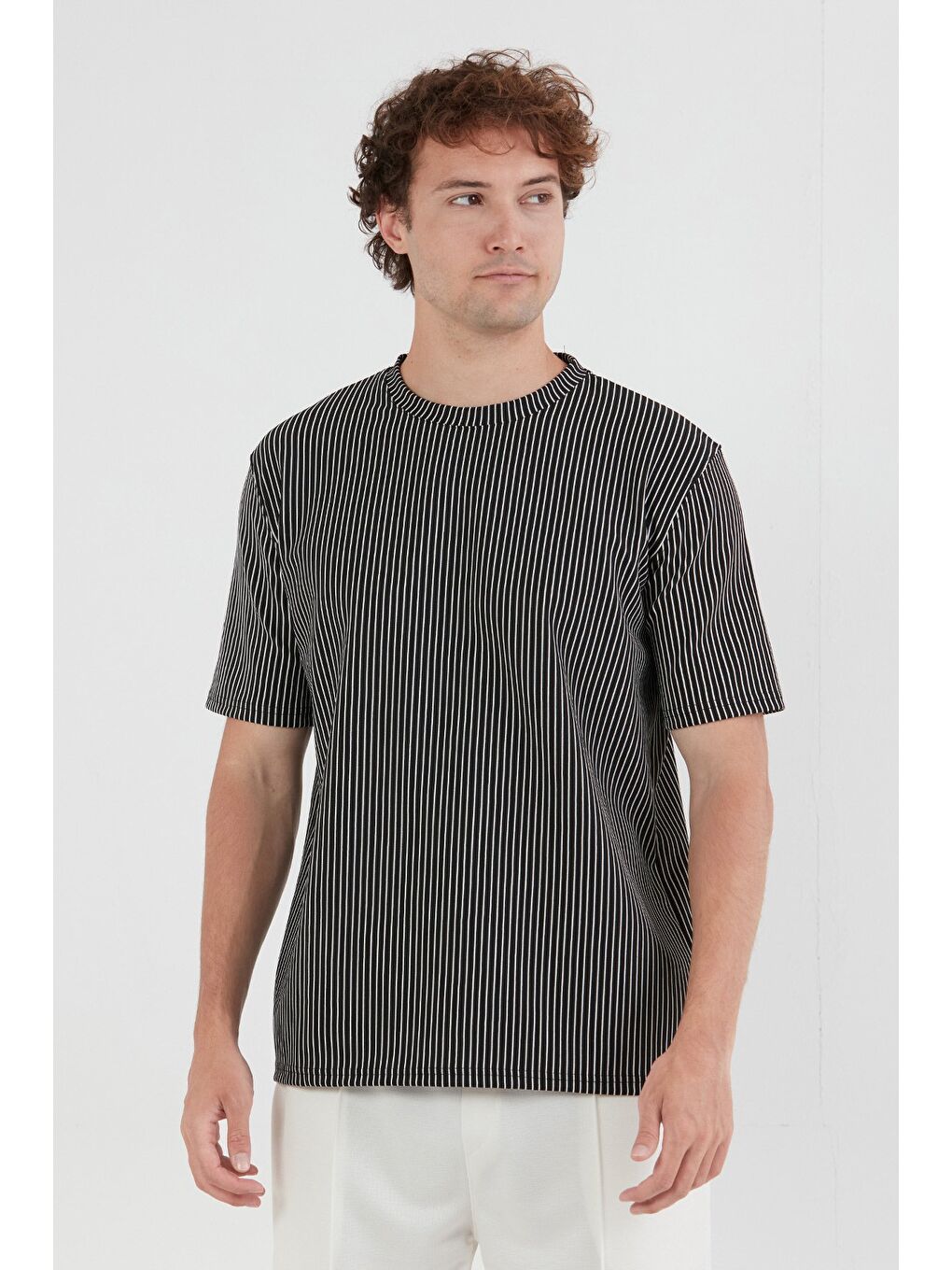 Siyah Çizgili Jakarlı Bisiklet Yaka Tişört-1