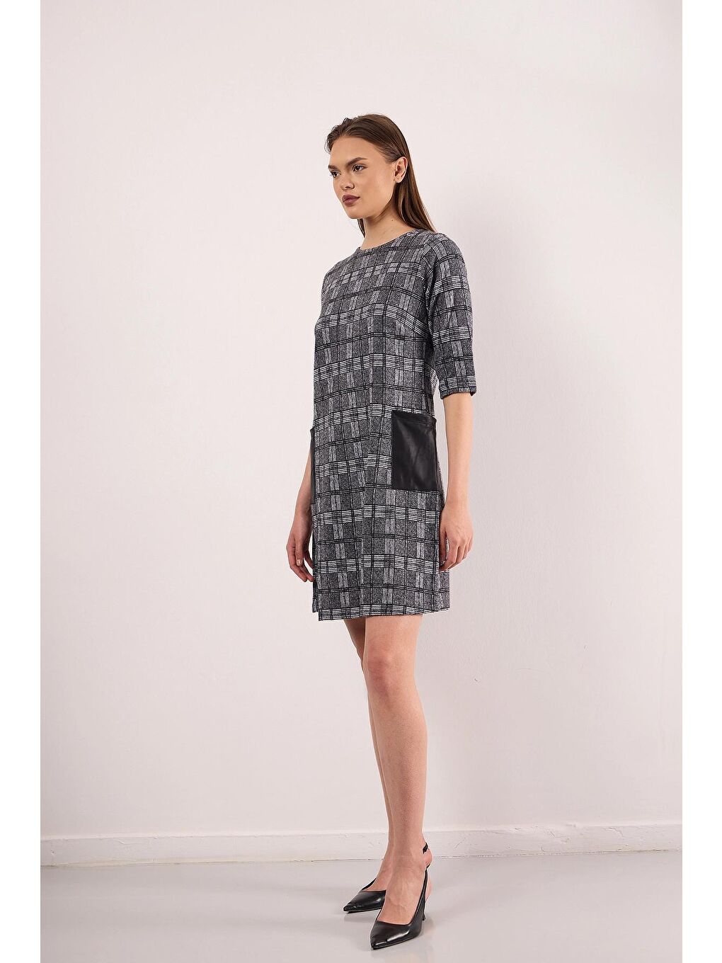 Gri Bisiklet Yaka Yarım Kollu Deri Cep Detaylı Desenli Kısa Elbise-4