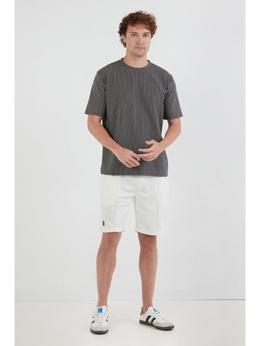 Siyah Çizgili Jakarlı Bisiklet Yaka Tişört-2