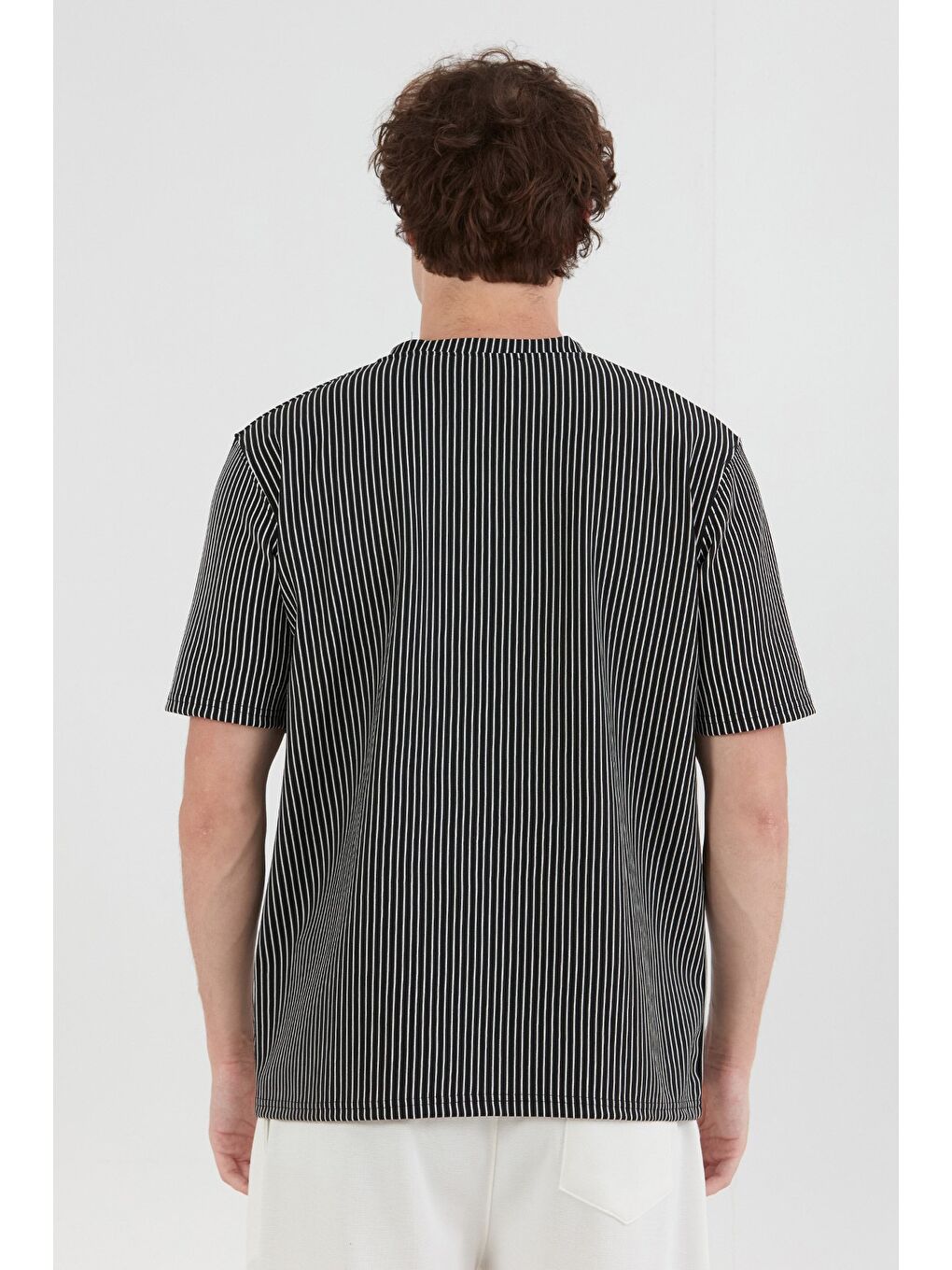 Siyah Çizgili Jakarlı Bisiklet Yaka Tişört-3